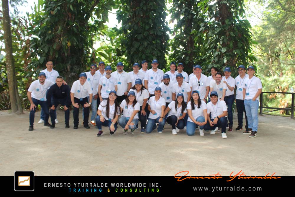 El Salvador Team Building | Actividad de confianza y soporte mutuo | Team Building El Salvador para organizaciones